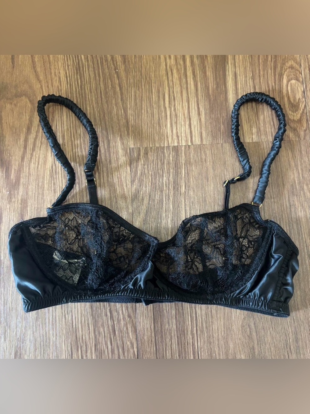 Le Petit Trou bra